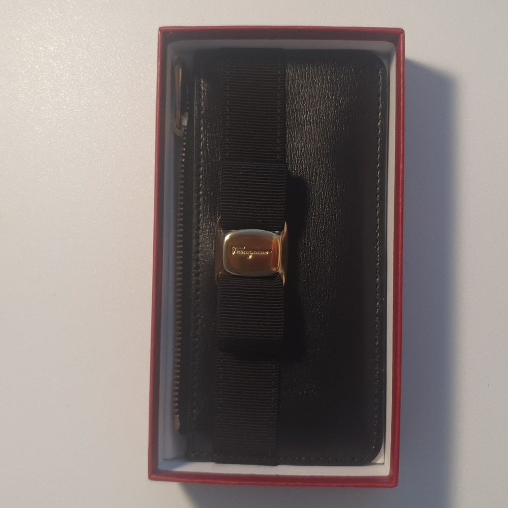 Classy Salvatore Ferragamo wallet/cardholder Black leather Gold Logo